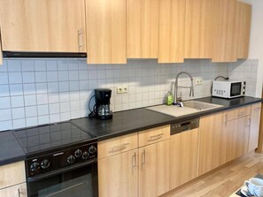 Fridge, microwave, oven, stovetop - Holiday apartment Bergstraße Mülsen (Mülsen)