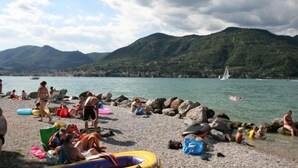 A beach with people, inflatable toys, and a sailboat in the background. - Internazionale Eden Mobilehome Happy Relax for 6 people (San Felice del Benaco)