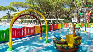 A water play area with a pirate ship and a colorful archway. - Vacation park Residence Village Mobilehome Happy Relax for 6 persons (Cavallino Treporti)