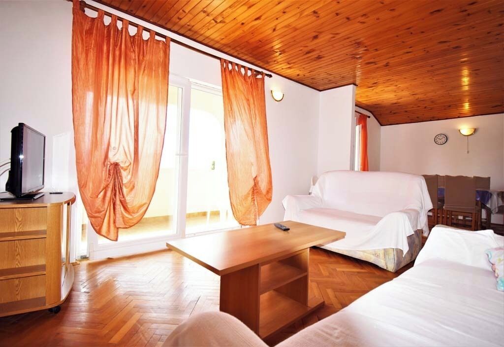 Travel crib, free WiFi, bed sheets