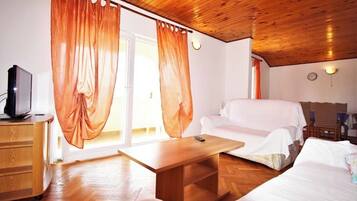 Travel crib, free WiFi, bed sheets