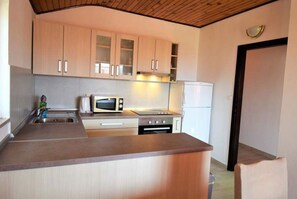 ثلاجة، ميكروويف، فرن، غسالة أطباق