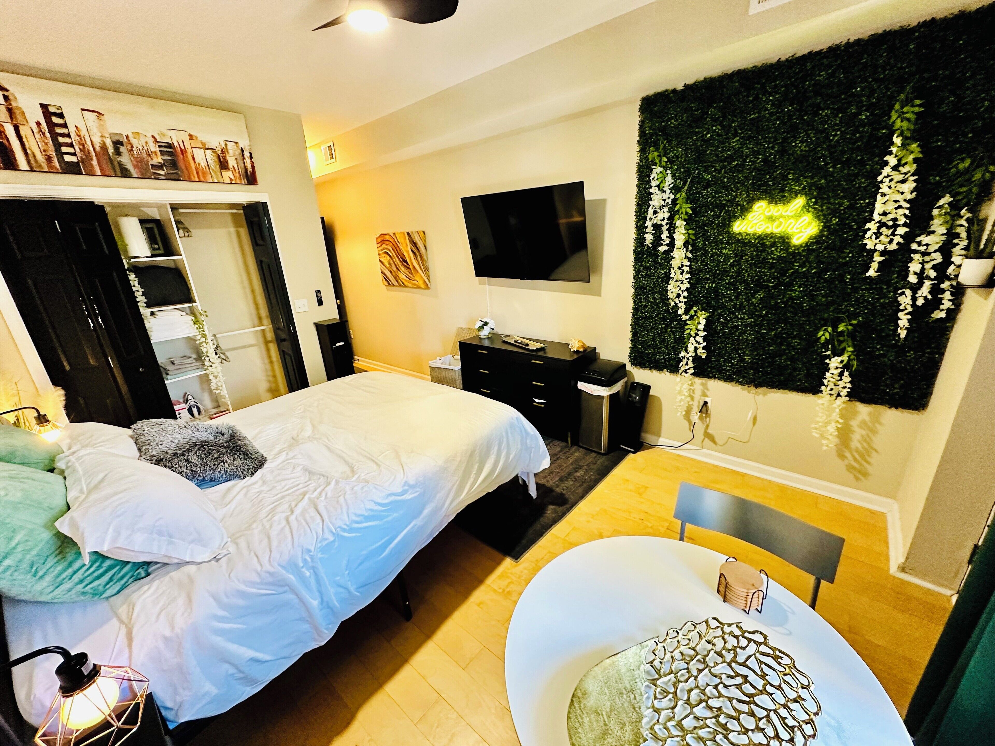 1 chambre, bureau, fer et planche à repasser, Wi-Fi gratuit