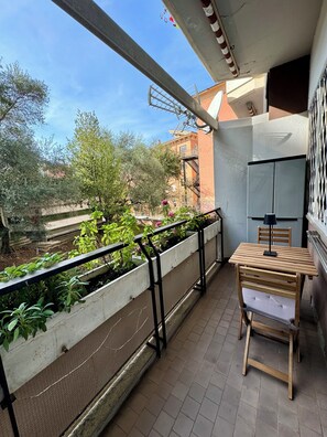 Outdoor dining - Martina's Nest is located in the sought-after Fleming neighborhood. (Roma)