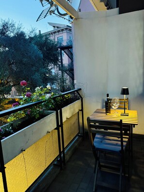 Outdoor dining - Martina's Nest is located in the sought-after Fleming neighborhood. (Roma)