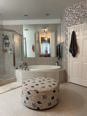 Hair dryer, towels, soap - Pristine condo 3 bed/2 bath gated community Ft. Meyers/Estero (Fort Myers)