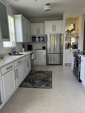 Microwave, oven, stovetop, dishwasher - Pristine condo 3 bed/2 bath gated community Ft. Meyers/Estero (Fort Myers)