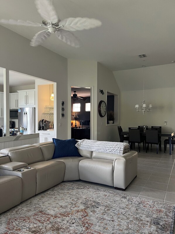 Smart TV - Pristine condo 3 bed/2 bath gated community Ft. Meyers/Estero (Fort Myers)