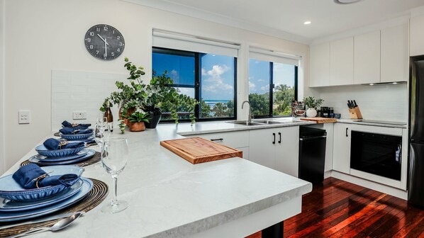 Fridge, microwave, oven, stovetop - Captains retreat 1770 Waterfront (Seventeen Seventy)