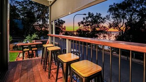 Outdoor dining - Captains retreat 1770 Waterfront (Seventeen Seventy)