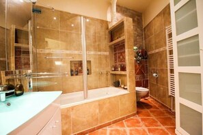 Secadora de cabello, toallas, jabón, papel de baño