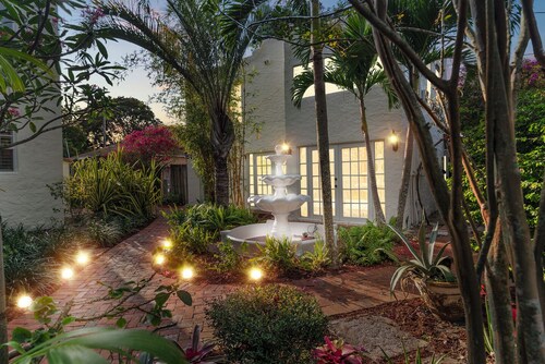 2 Mansions Pool Garden & BBQ Sleeps 22-8 BR