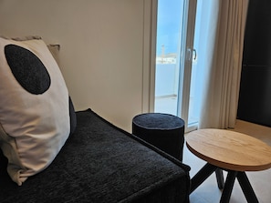 SuĂte luxo, vista para a cidade | Ărea de estar | Smart TV 42 polegadas com canais digitais, escritĂłrios