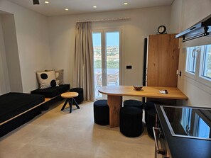 Svit Deluxe - utsikt mot staden | Vardagsrum | 42-tums smart-tv med digitalkanaler och kontor