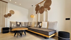 Ein modernes Wohnzimmer mit einer Eckcouch, einem Holztisch und einer Pendelleuchte.