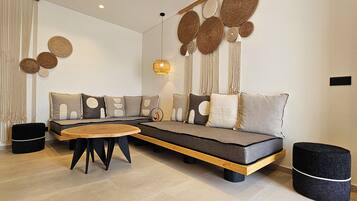 Premium-Suite, Stadtblick | Wohnbereich | 42-Zoll-Smart-TV mit Digitalempfang, Arbeitsbereiche