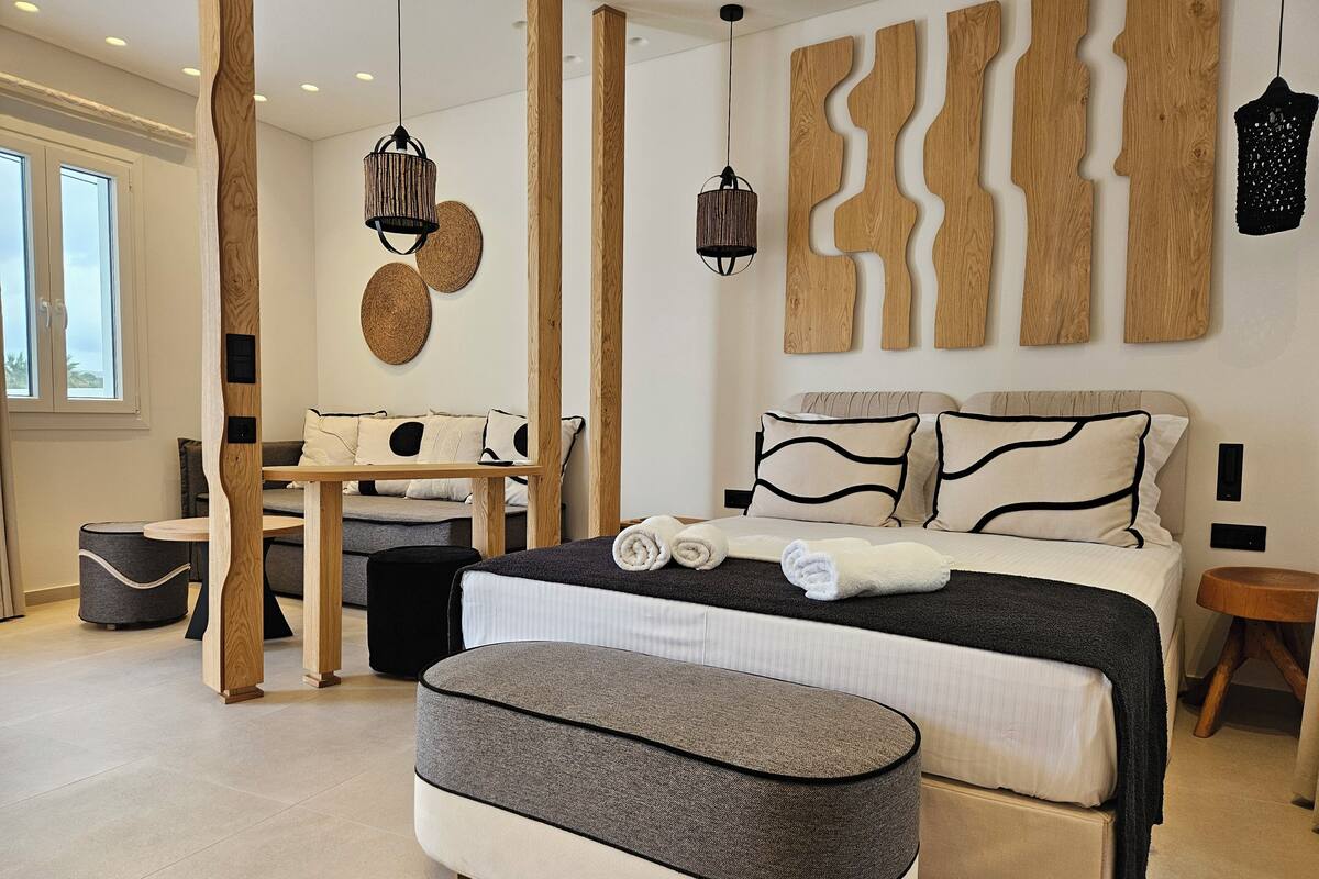 Ein modernes Schlafzimmer mit einem großen Bett, einem Holztisch und einem einzigartigen Wandbild.
