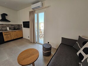 Svit Senior - utsikt mot staden | Eget kök | Spishäll, espressobryggare, kaffe- och tebryggare och vattenkokare