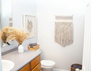 Sèche-cheveux, serviettes fournies, savon, papier toilette