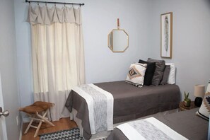 3 bedrooms, iron/ironing board, WiFi, bed sheets