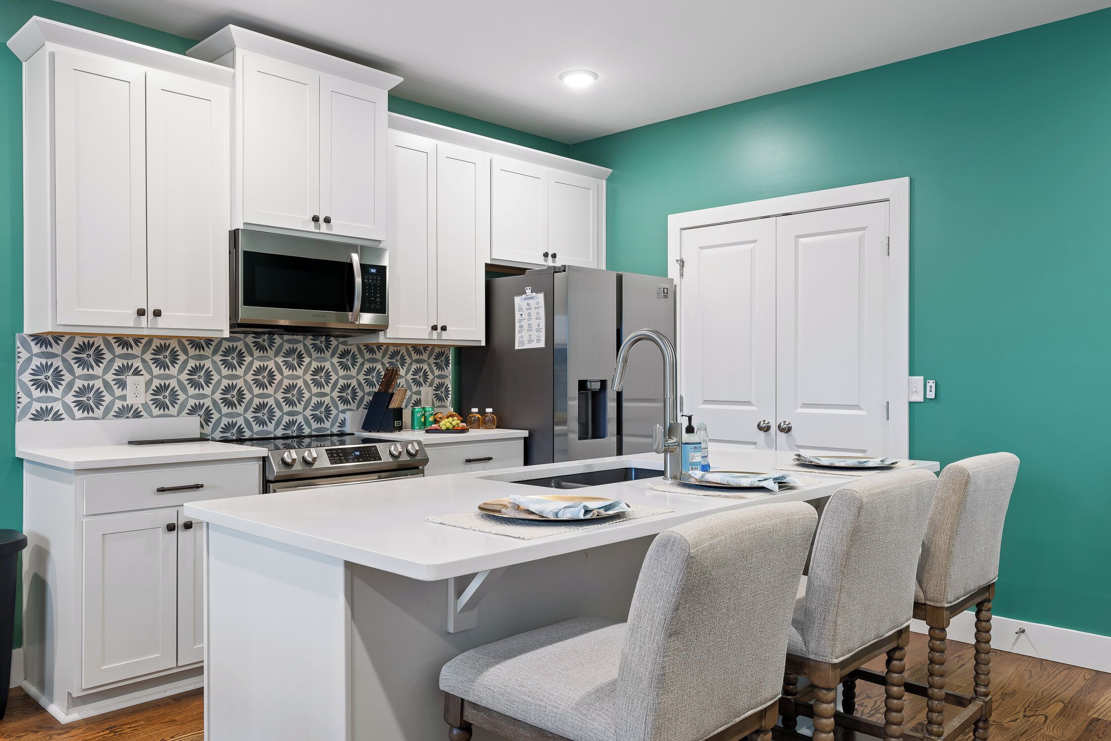 Réfrigérateur, four à micro-ondes, un four, surface de cuisson