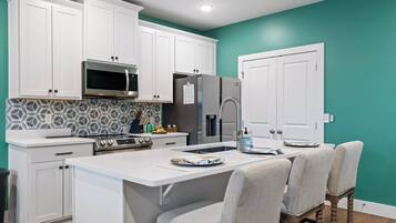 Réfrigérateur, four à micro-ondes, un four, surface de cuisson