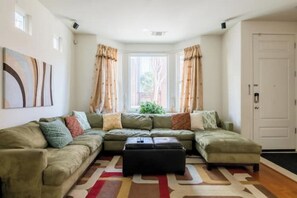 Smart TV, chimenea y libros 