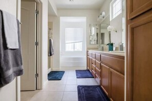 Séchoir à cheveux, serviettes fournies, savon, shampooing