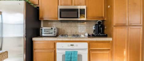 Refrigerador, microondas, horno y parrilla de estufa