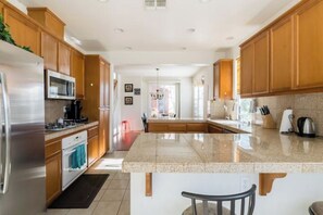 Refrigerador, microondas, horno, placa de cocina