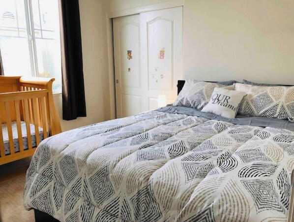 Ein Schlafzimmer mit einem Bett, einem Holckindbett und einer Tür mit Wappen.