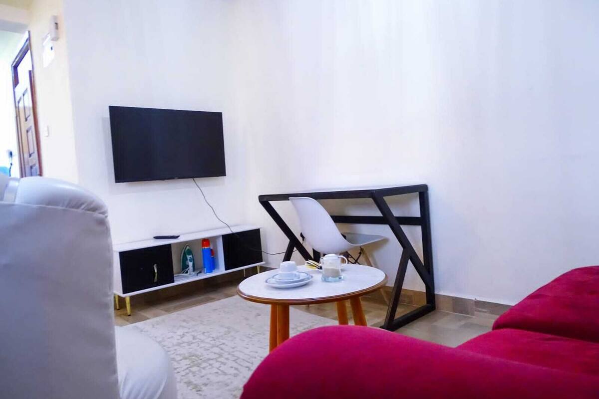 Deluxe Studio Suite, City View | Living area | 24-inch Smart TV with digital channels