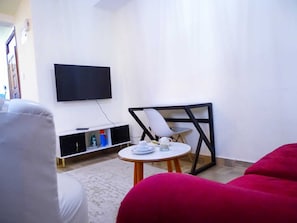 Suite studio Deluxe, vue sur la ville | Aire de séjour | Téléviseur connecté de 24 po avec télévision numérique