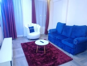 Appartement classique, balcon, vue sur la ville | Intérieur