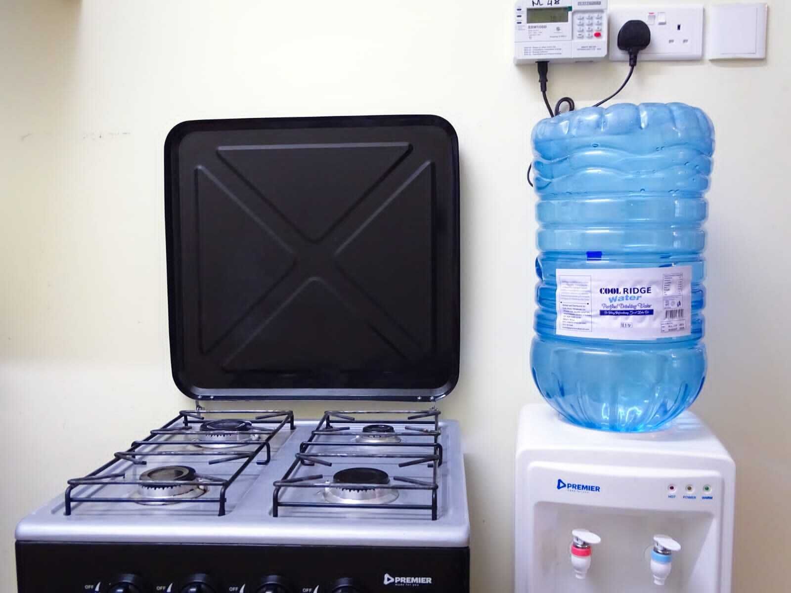 Une cuisinière à gaz dotée de quatre brûleurs et d’un distributeur d’eau.