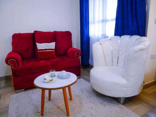 Suite studio Deluxe, vue sur la ville | Aire de séjour | Téléviseur connecté de 24 po avec télévision numérique