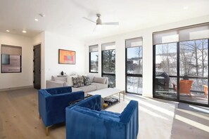 Living area - Modern Escape on the Blue (Silverthorne)
