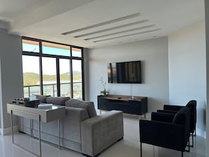 Deluxe Apartment, Balcony, Sea View | Living area - Toque a Campainha 402 - 4 andar - 2Q (Cabo Frio)