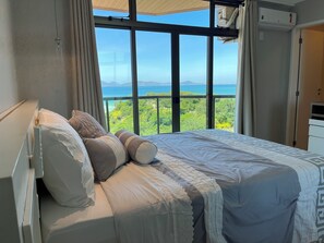 Apartamento Deluxe, balcón, vistas al mar | 2 dormitorios, espacio para trabajar con un portátil, cortinas opacas