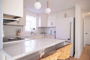 Geladeira, micro-ondas, fogão, cooktop