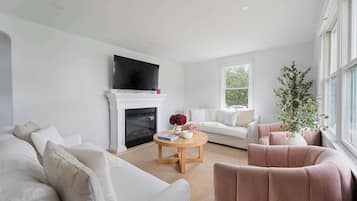 Smart TV, fireplace, books, offices