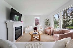 Smart TV, chimenea, libros y oficina 