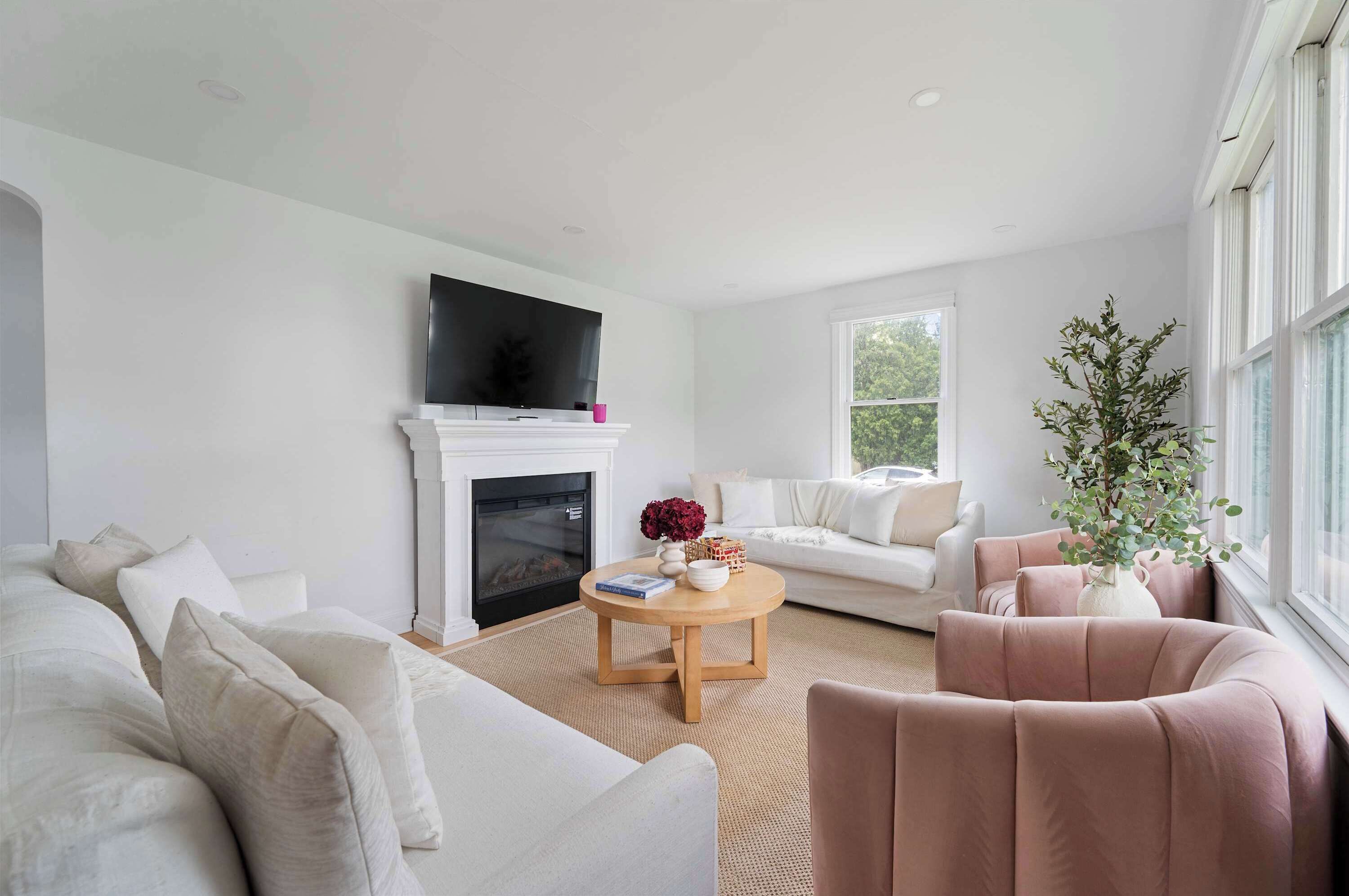 Smart TV, fireplace, books, offices