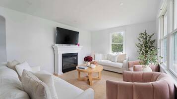 Smart TV, fireplace, books, offices