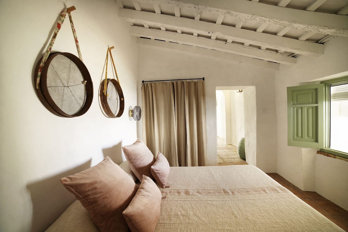Deluxe Suite | 1 bedroom, iron/ironing board, free WiFi