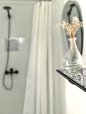 淋浴設備、吹風機、毛  巾、肥皂