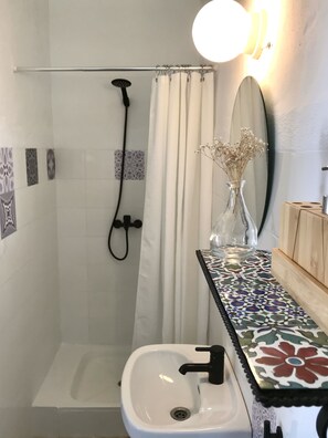 Ducha, secador de pelo, toallas y jabón