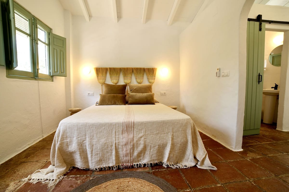 Triple Room | 1 bedroom, iron/ironing board, free WiFi