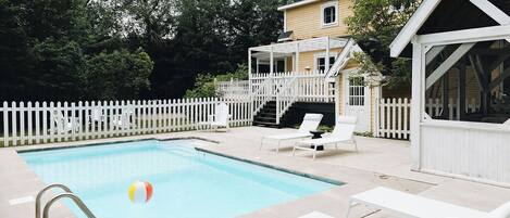 Een verwarmd zwembad