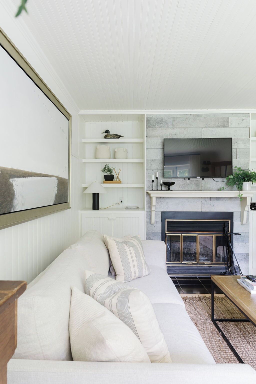 Smart TV, chimenea, reproductor de DVD y futbolito 